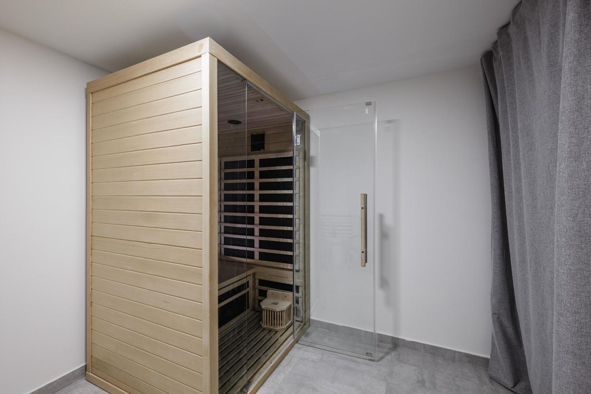 Spacious 4-story With Sauna & Garden * Praga